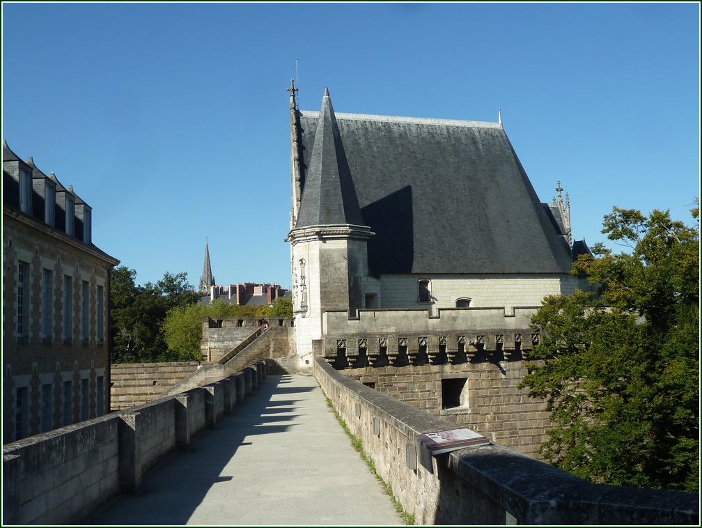 VX-P1280176.jpg      03/09/2019 16:36 ..  NANTES remparts du Chateau des Ducs