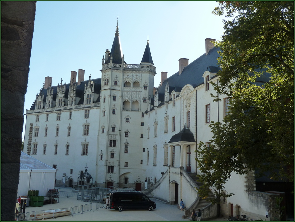 VX-P1280177.jpg      03/09/2019 16:42 ..  NANTES Cour interieure du Chateau
