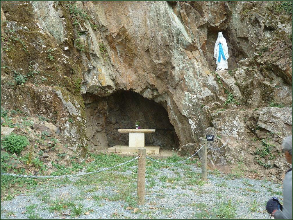 VX-P1280212.jpg      05/09/2019 09:42 ..  une grotte comme celle de Lourdes !