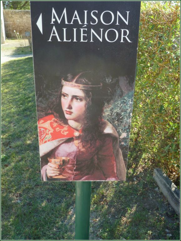 VX-P1280386.jpg      12/09/2019 16:17 ..  affiche de la maison de ALIENOR d'Aquitaine, a NIEUL
