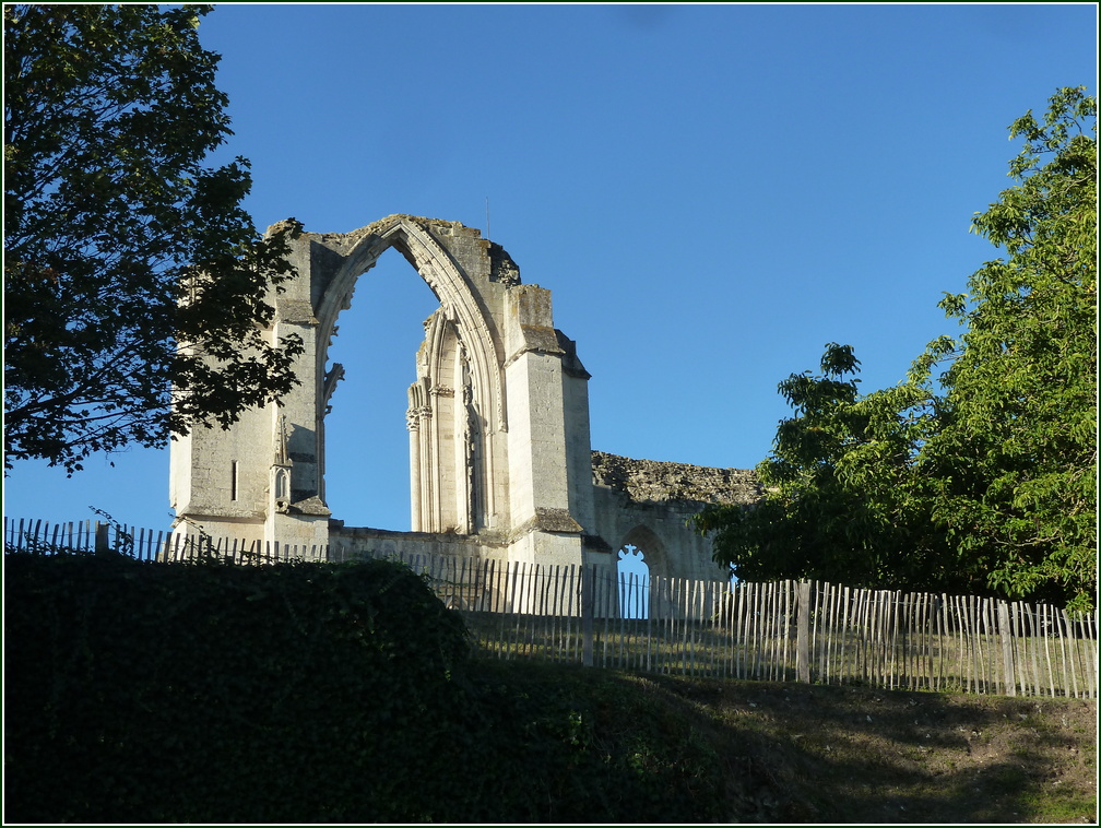 VX-P1280405.jpg      13/09/2019 08:43 ..  autre vue sur les ruines de l'Abbaye de Maillezais
