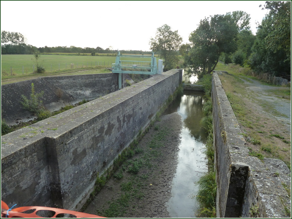 VX-P1280453.jpg      14/09/2019 08:37 ..  Ecluse sur le Canal du Mignon , peu a peu a sec