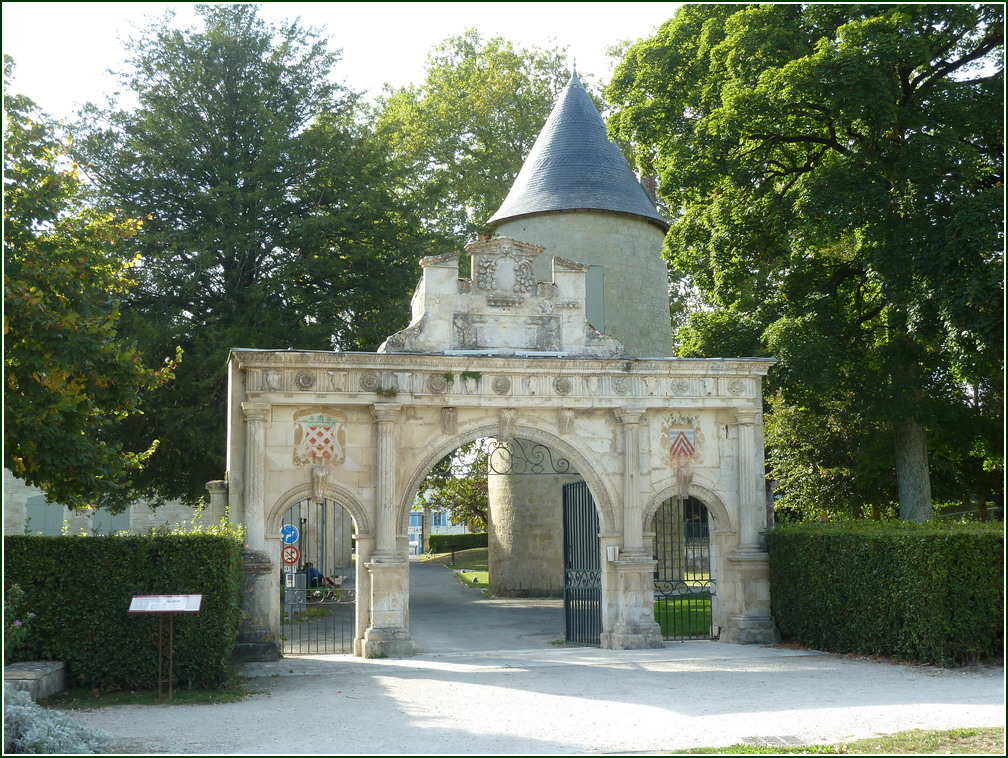 VX-P1280484.jpg      14/09/2019 16:51 ..  magnifique Arc de l'entree de l'ancien chateau de Surgeres